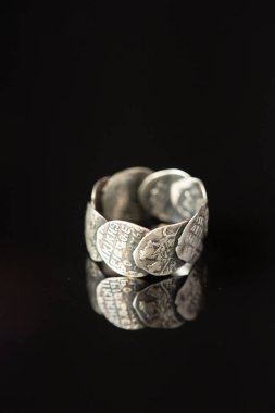 Siyah bir arkaplanda gümüş bir yüzük