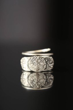 Siyah bir arkaplanda gümüş bir yüzük