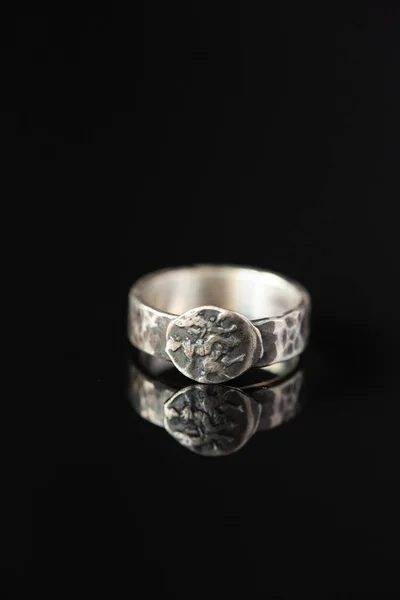 Black Background Silver Ring — Stock Photo, Image