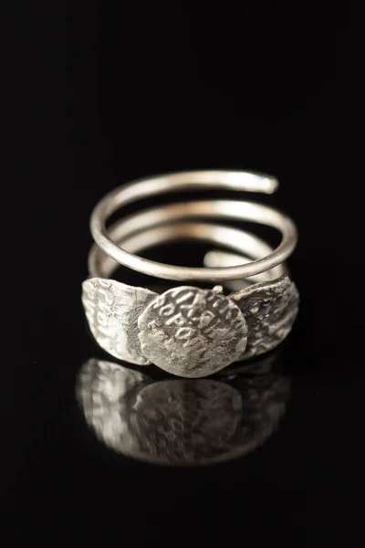 Svart Bakgrund Silver Ring — Stockfoto