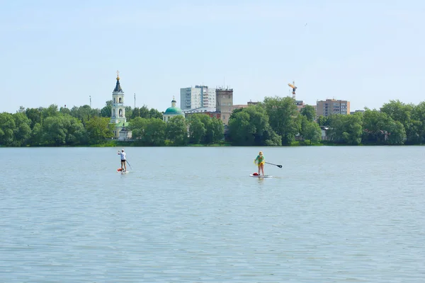 Auf Dem See Schwimmen Menschen Auf Ruderbrettern — Stockfoto