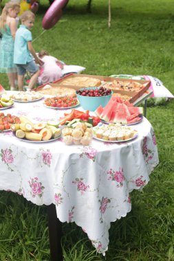 Yemekli şölen masası.