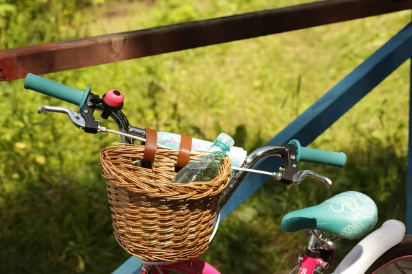夏の日 子供用自転車のバスケットに水のボトル — ストック写真