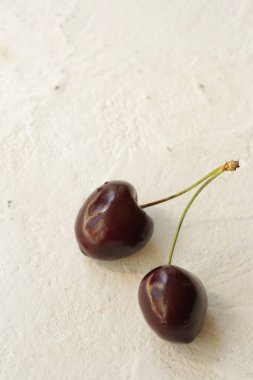 Beyaz arka planda tatlı bir kiraz. Fotoğraf için yer.