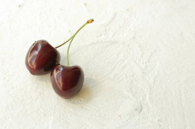 Beyaz arka planda tatlı bir kiraz. Fotoğraf için yer.