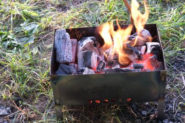 Yanan kömürle daha Brezilyalı. Kömürlerin barbeküye hazırlanması.