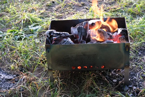 Brasero Con Brasas Ardiendo Preparación Carbones Para Barbacoa —  Fotos de Stock
