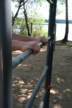 Erkek eller eğitim merdiveninde..