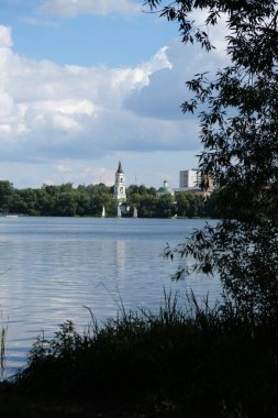 Yaz günü. Güzel bulutlar ve mavi gökyüzü. Temiz Göl.