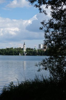 Yaz günü. Güzel bulutlar ve mavi gökyüzü. Temiz Göl.
