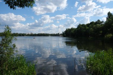 Yaz günü. Güzel bulutlar ve mavi gökyüzü. Temiz Göl.