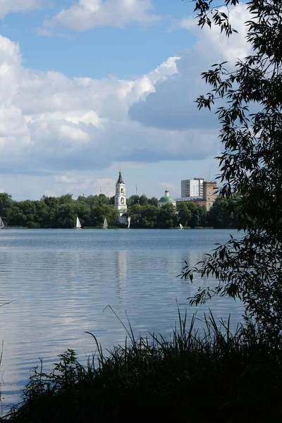 Sommertag Schöne Wolken Und Blauer Himmel Sauberer See — Stockfoto