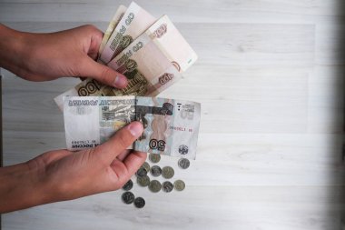 Rusya 'nın para geçmişi. Bir yığın moloz yığını. Para birimi üst görünümü. Bir sürü Rus Rublesi ile yakın plan para geçmişi. Demir para. Finans, iş, yatırım kavramı.