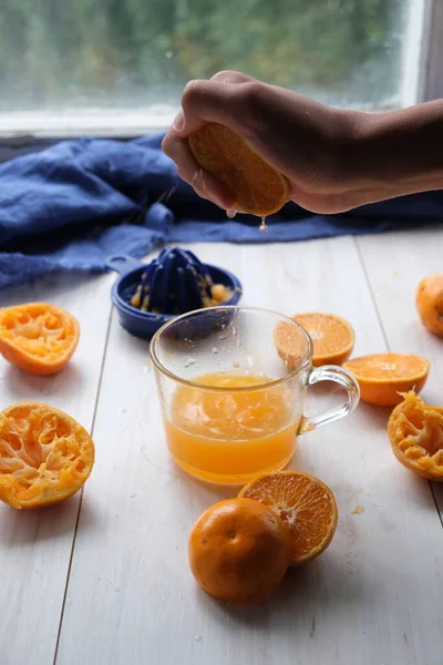 A sweet refreshing orange drink in a glass.Pour a glass of orange juice into a splash.Squeeze out the orange juice.