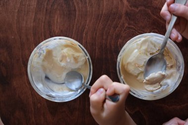 Çocukların elleri dondurma koyuyor. Metin için yer