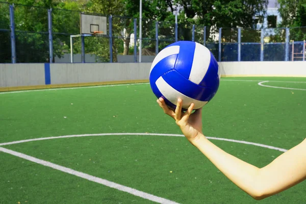 Hand Hält Den Ball Hintergrund Des Sportplatzes — Stockfoto