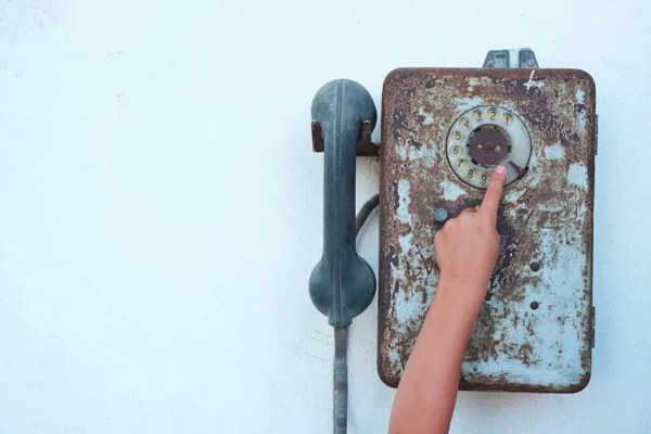 Teléfono Viejo Oxidado Cuelga Pared Niño Está Extendiendo Mano — Foto de Stock