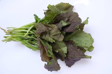 Beyaz arka planda bir demet hardal..