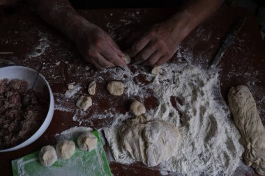 Erkek güçlü eller hamur köftelerini yontar. Rusya 'nın lezzetli ve ulusal yemeği..