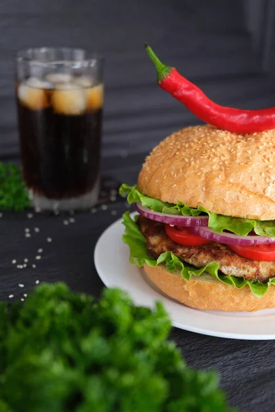 Läcker Burgare Med Röd Och Varm Paprika Toppen Läsk Bakgrunden — Stockfoto