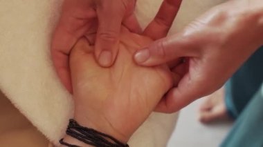 Üst görünüm, tedavi yağ masajı eller ve bilekler için.