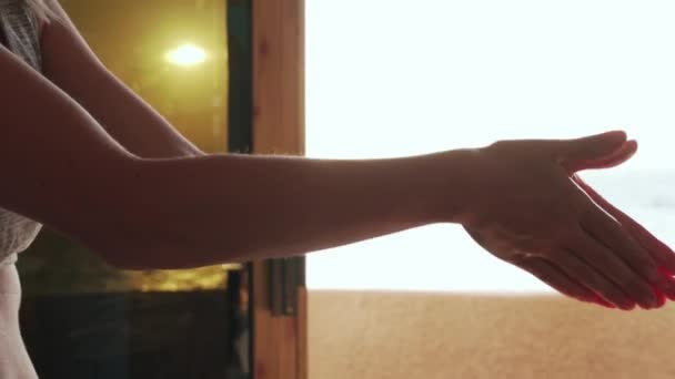 Cerrar un masajista frotando las manos con aceite de masaje — Vídeo de stock