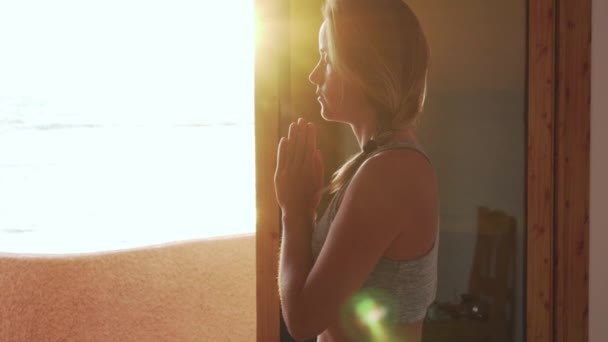 Kaukázusi lány masszőr hajtogatott kezet namaste masszázs előtt arany napsütésben — Stock videók