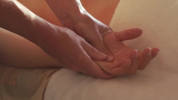 Крупним планом масаж масла для рук і зап'ястя — стокове відео