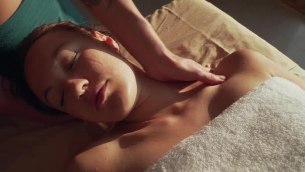 Les mains de thérapeute font le massage du cou et des épaules pour la jeune femme caucasienne — Video