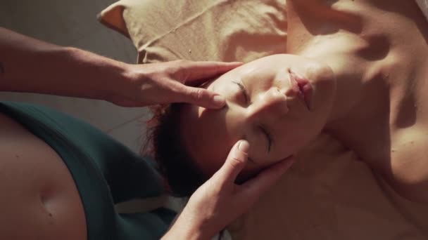 Ansicht des Therapeuten Hände machen Gesichtsmassage auf Frau Gesicht — Stockvideo