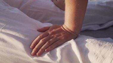 Genç bayan, güneş doğarken ahşap bir zeminde Tayland yogası yapıyor.