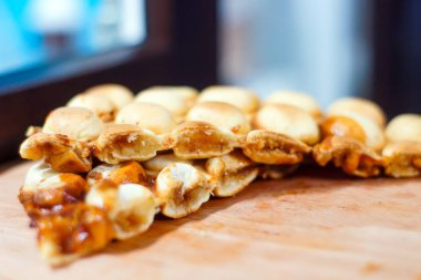 Aşçı, Hong Kong waffle 'larını dondurma, reçel ve meyve ile hazırlar. Hong Kong balonlu gofret tutan genç bir kadın.