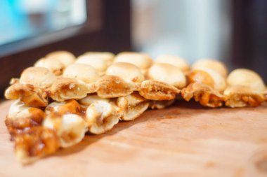 Aşçı, Hong Kong waffle 'larını dondurma, reçel ve meyve ile hazırlar. Hong Kong balonlu gofret tutan genç bir kadın.