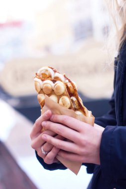 El ile meyve, çikolata ve şekerleme, kopya alanı ile kabarcık gözleme tutarak.