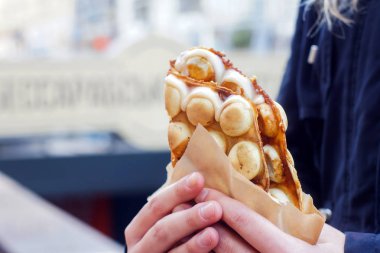 El ile meyve, çikolata ve şekerleme, kopya alanı ile kabarcık gözleme tutarak.