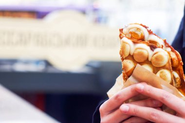 El ile meyve, çikolata ve şekerleme, kopya alanı ile kabarcık gözleme tutarak.