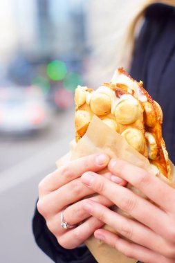 El ile meyve, çikolata ve şekerleme, kopya alanı ile kabarcık gözleme tutarak.