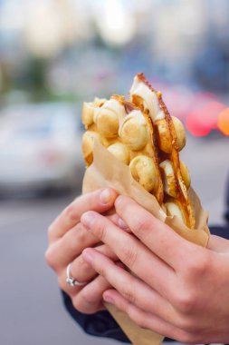 El ile meyve, çikolata ve şekerleme, kopya alanı ile kabarcık gözleme tutarak.