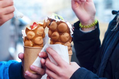 Hong Kong tarzı yumurta Gözleme yeşil zemin üzerine.