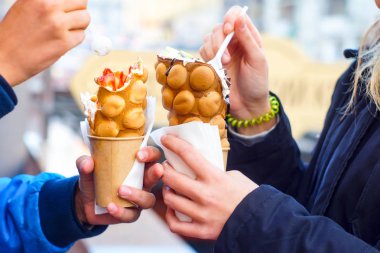 Hong Kong tarzı yumurta Gözleme yeşil zemin üzerine.