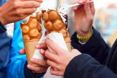 Hong Kong tarzı yumurta Gözleme yeşil zemin üzerine.