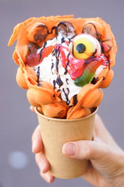 El ile meyve, çikolata ve şekerleme, kopya alanı ile kabarcık gözleme tutarak.