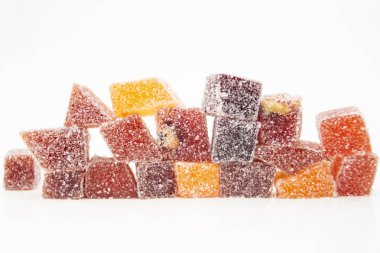 renkli meyve Jöleli şeker beyaz zemin üzerinde