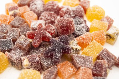 renkli meyve Jöleli şeker beyaz zemin üzerinde