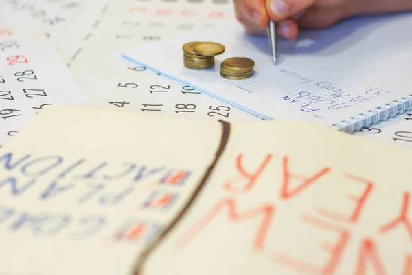 Draufsicht Auf Kompass Notiznadel Taschenrechner Münzen Stift Und Notizbuch Mit — Stockfoto