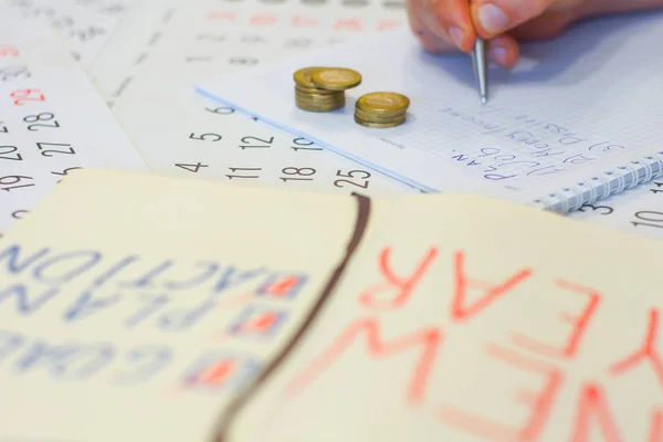 Draufsicht Auf Kompass Notiznadel Taschenrechner Münzen Stift Und Notizbuch Mit — Stockfoto