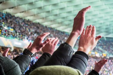 Onların takım destekleyen büyük kalabalık futbol taraftarları eller, alkışlar. Sporseverler Stadyumu'nda, ağır çekim oyunu izlerken, kalabalık