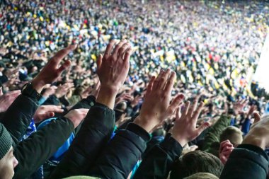 Onların takım destekleyen büyük kalabalık futbol taraftarları eller, alkışlar. Sporseverler Stadyumu'nda, ağır çekim oyunu izlerken, kalabalık