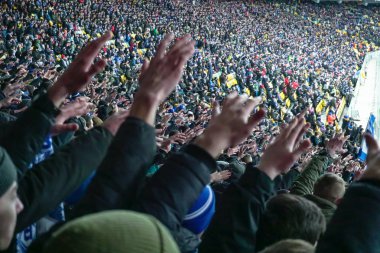 Onların takım destekleyen büyük kalabalık futbol taraftarları eller, alkışlar. Sporseverler Stadyumu'nda, ağır çekim oyunu izlerken, kalabalık