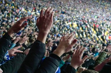 Onların takım destekleyen büyük kalabalık futbol taraftarları eller, alkışlar. Sporseverler Stadyumu'nda, ağır çekim oyunu izlerken, kalabalık